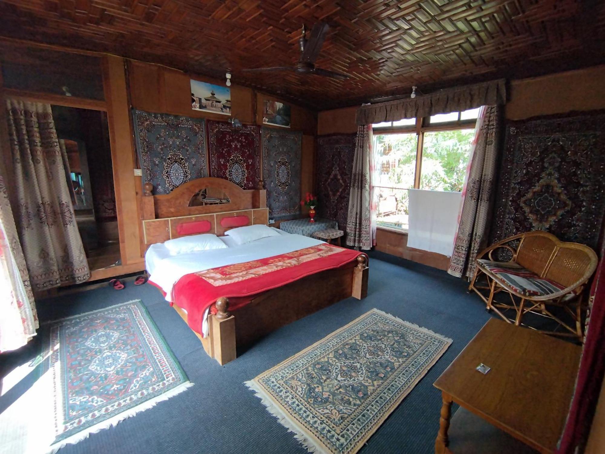The Bombay Heritage Group Of House Boat Botel 4*