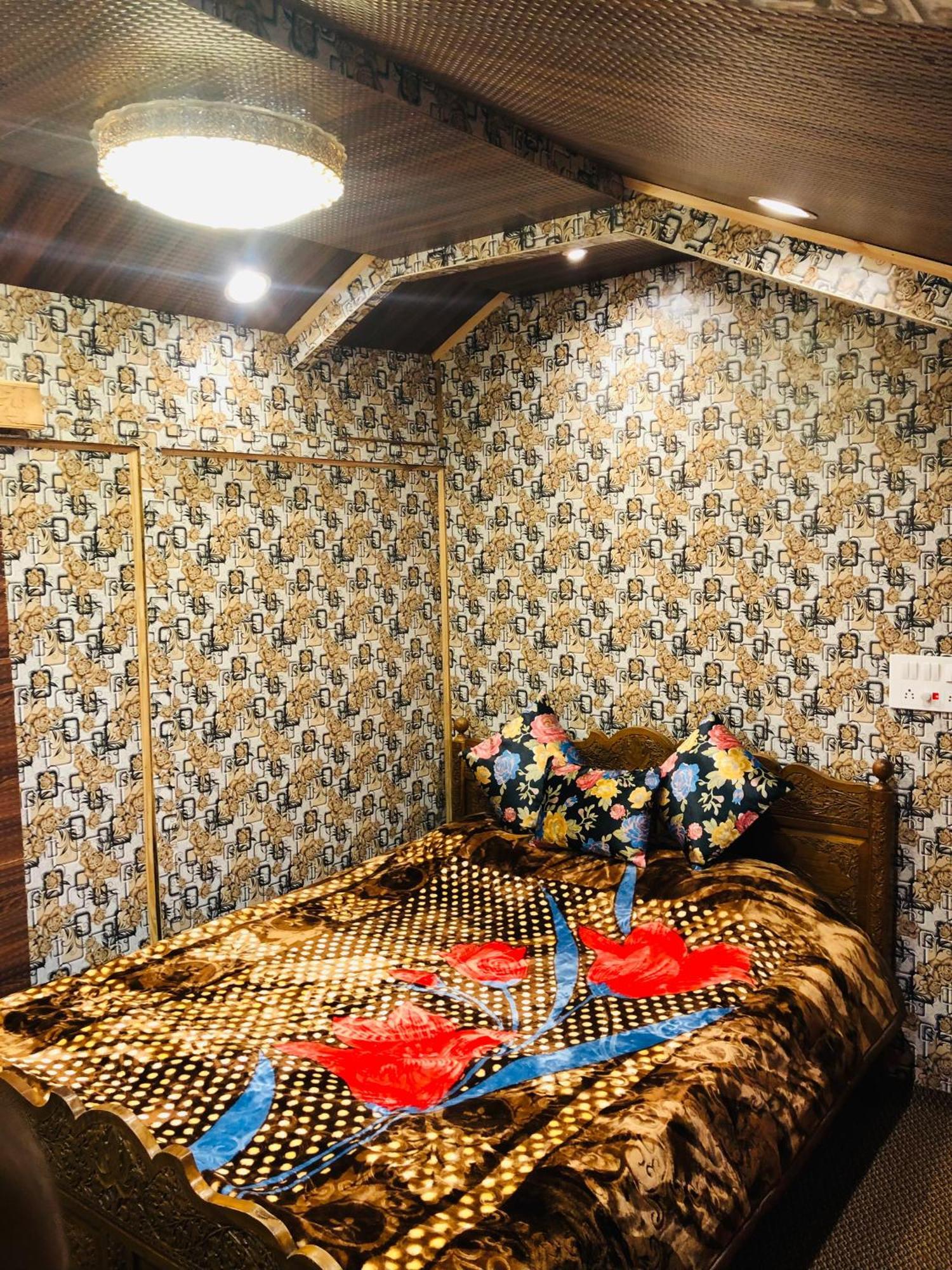 Houseboat Gulnar Hotel Srinagar (Jammu and Kashmir)