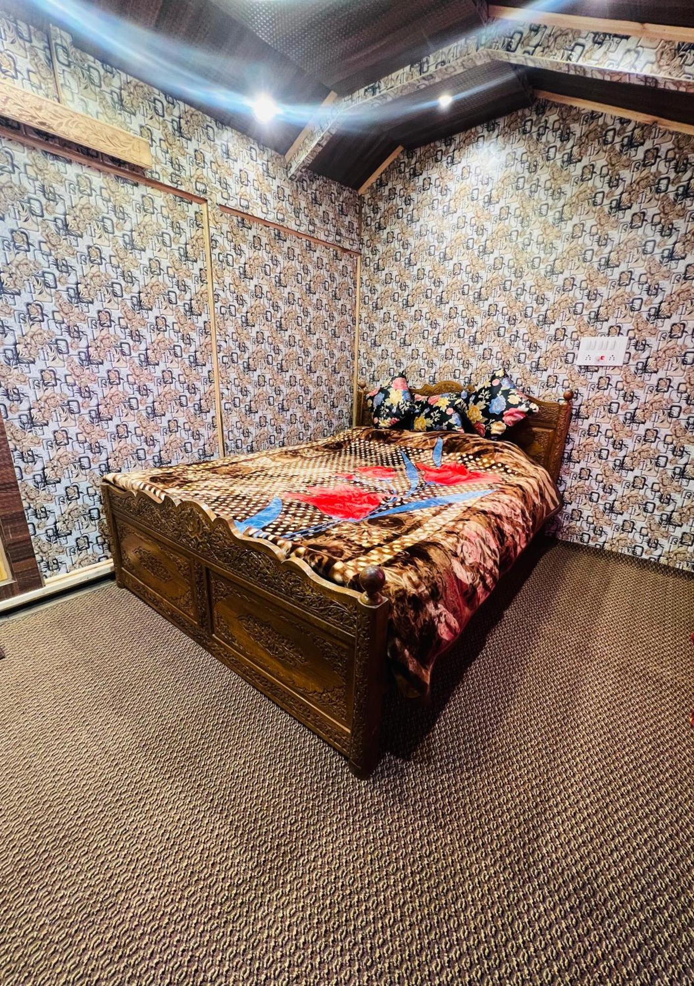 Hotel Houseboat Gulnar 3*