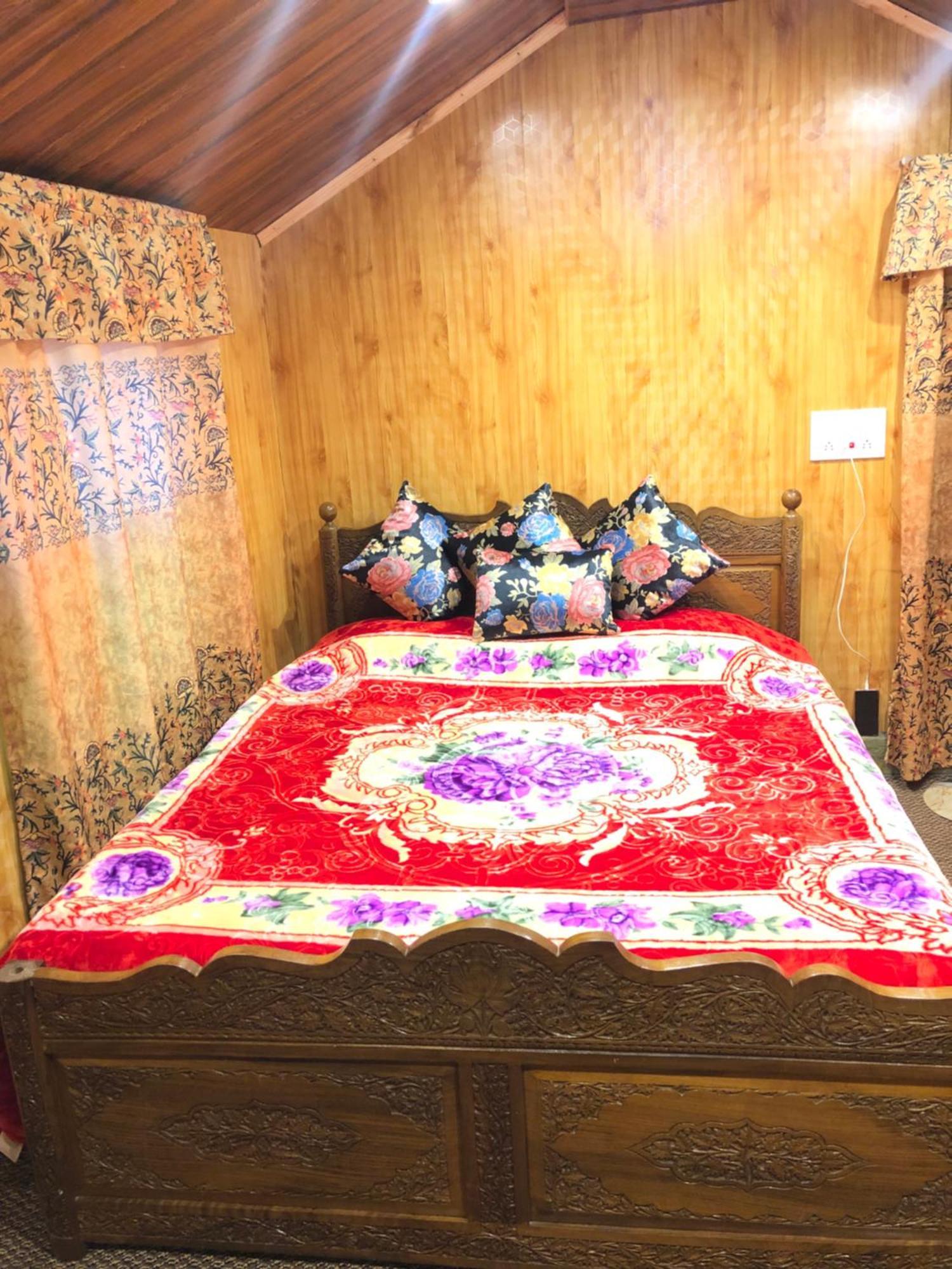 Hotel Houseboat Gulnar Srinagar (Jammu and Kashmir)