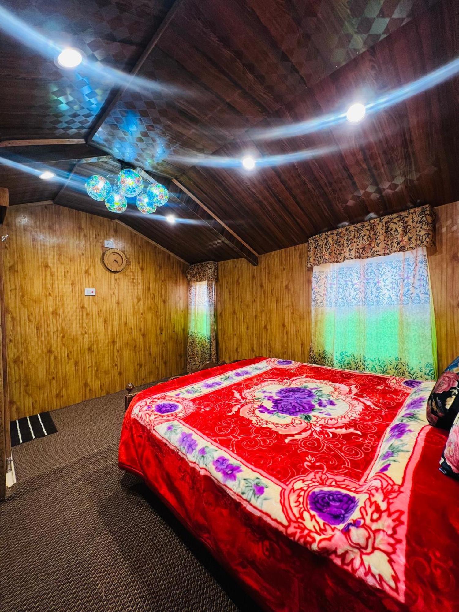 Houseboat Gulnar Hotel Srinagar (Jammu and Kashmir)
