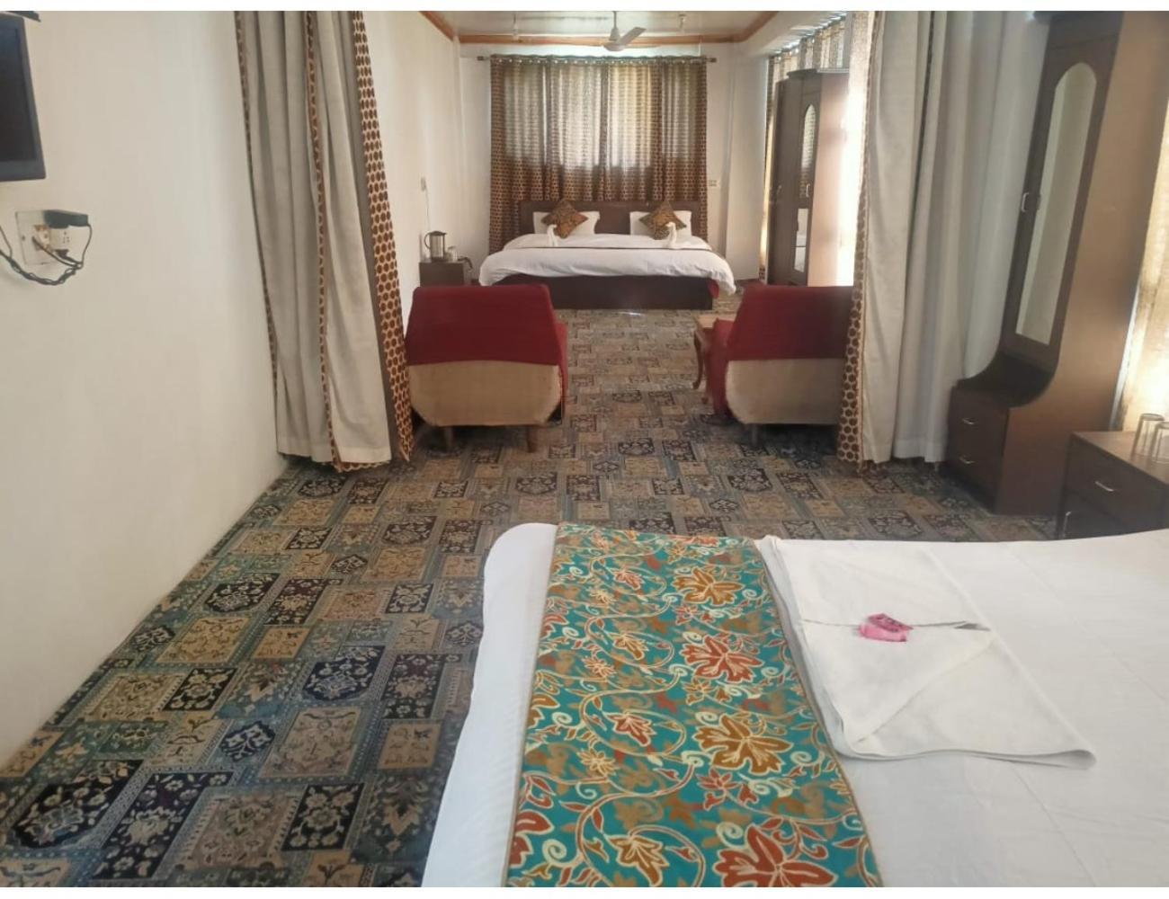 Homestay Shafaaf Plaza, *