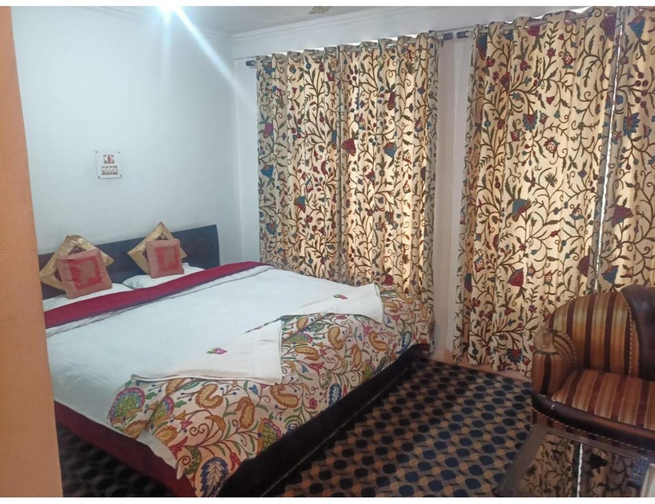 Homestay Shafaaf Plaza, *