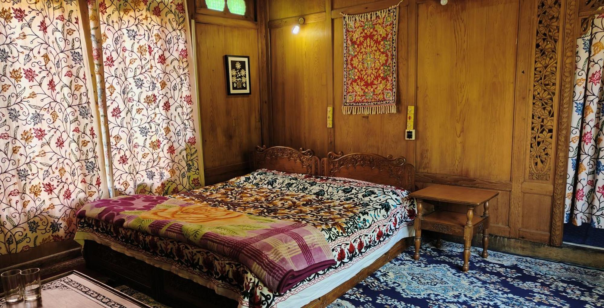 Hotel Houseboat Karima Palace Srinagar (Jammu and Kashmir)