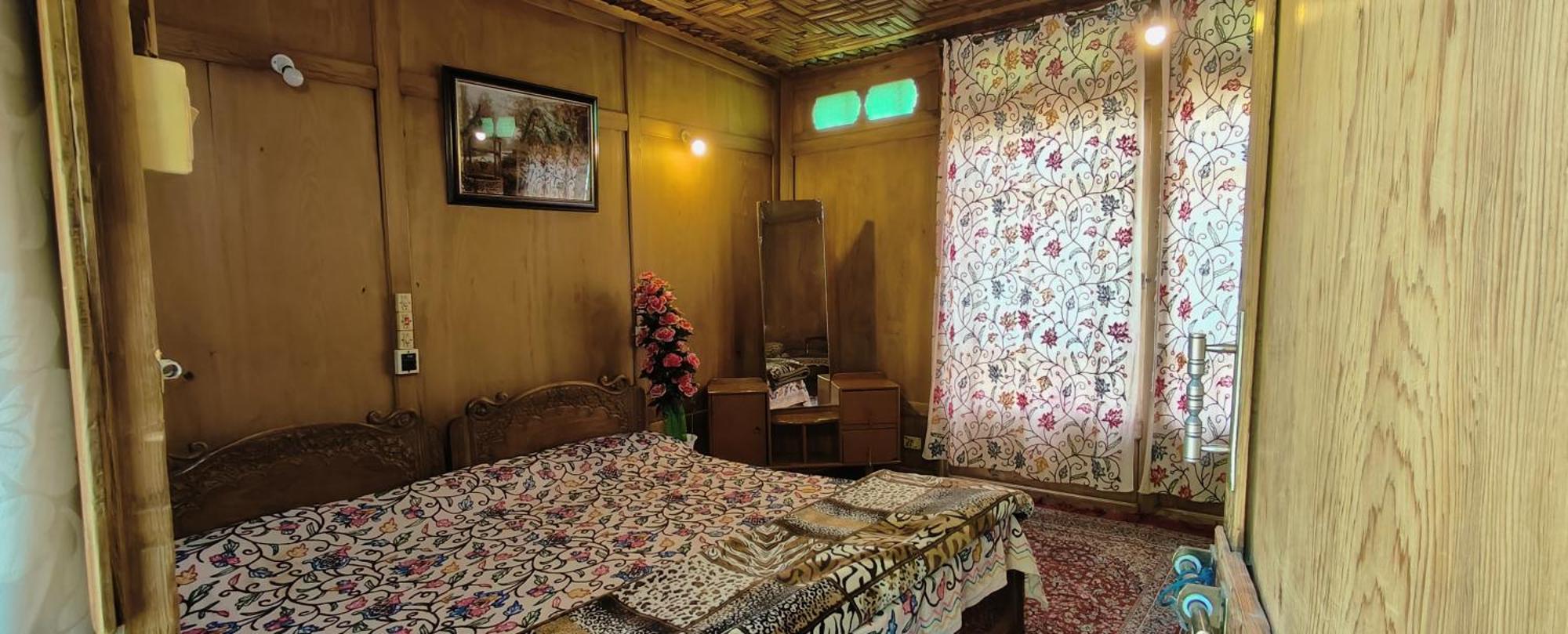 Houseboat Karima Palace 3*