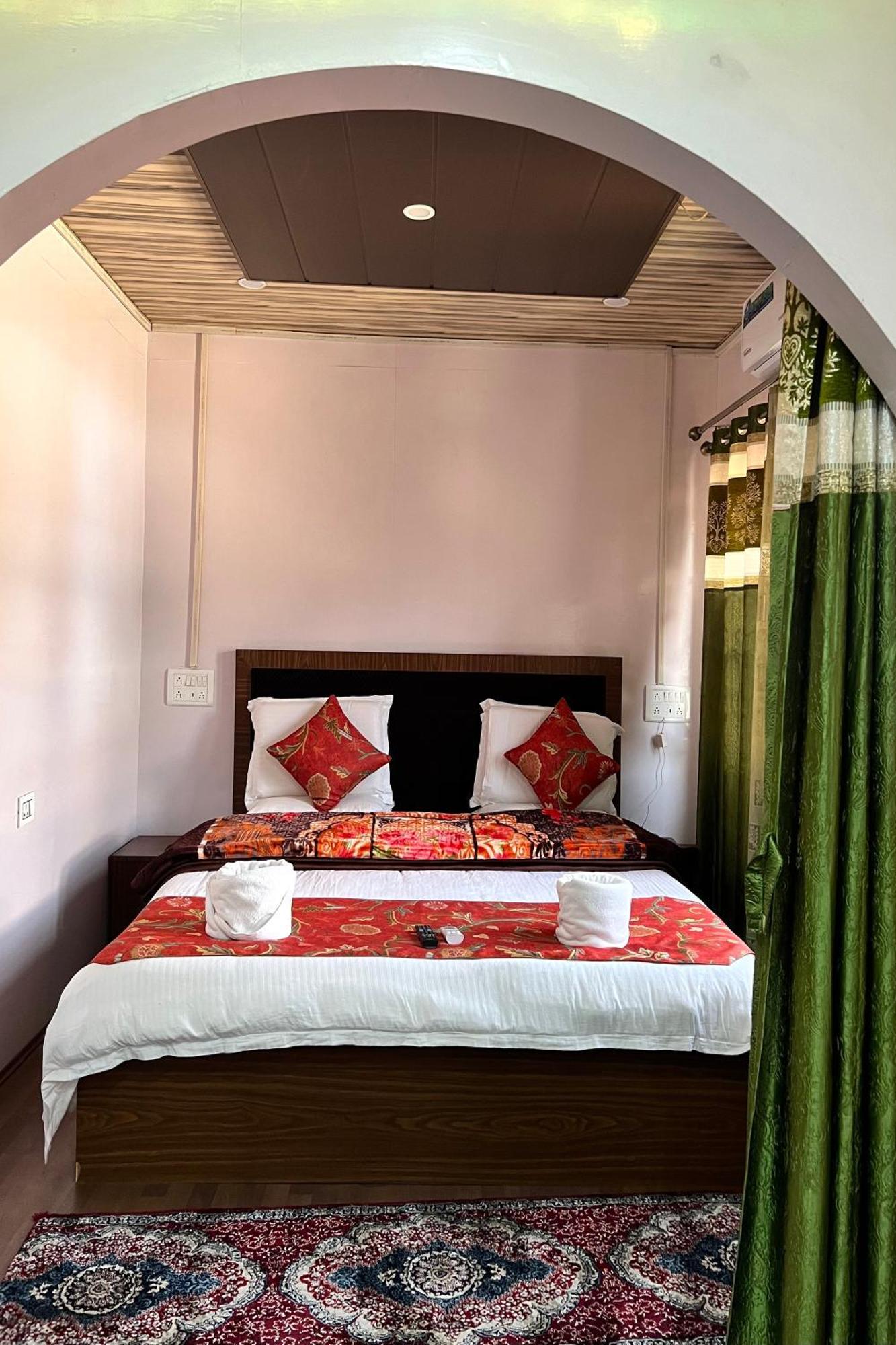 Hotel Sultan Residency Srinagar (Jammu and Kashmir)