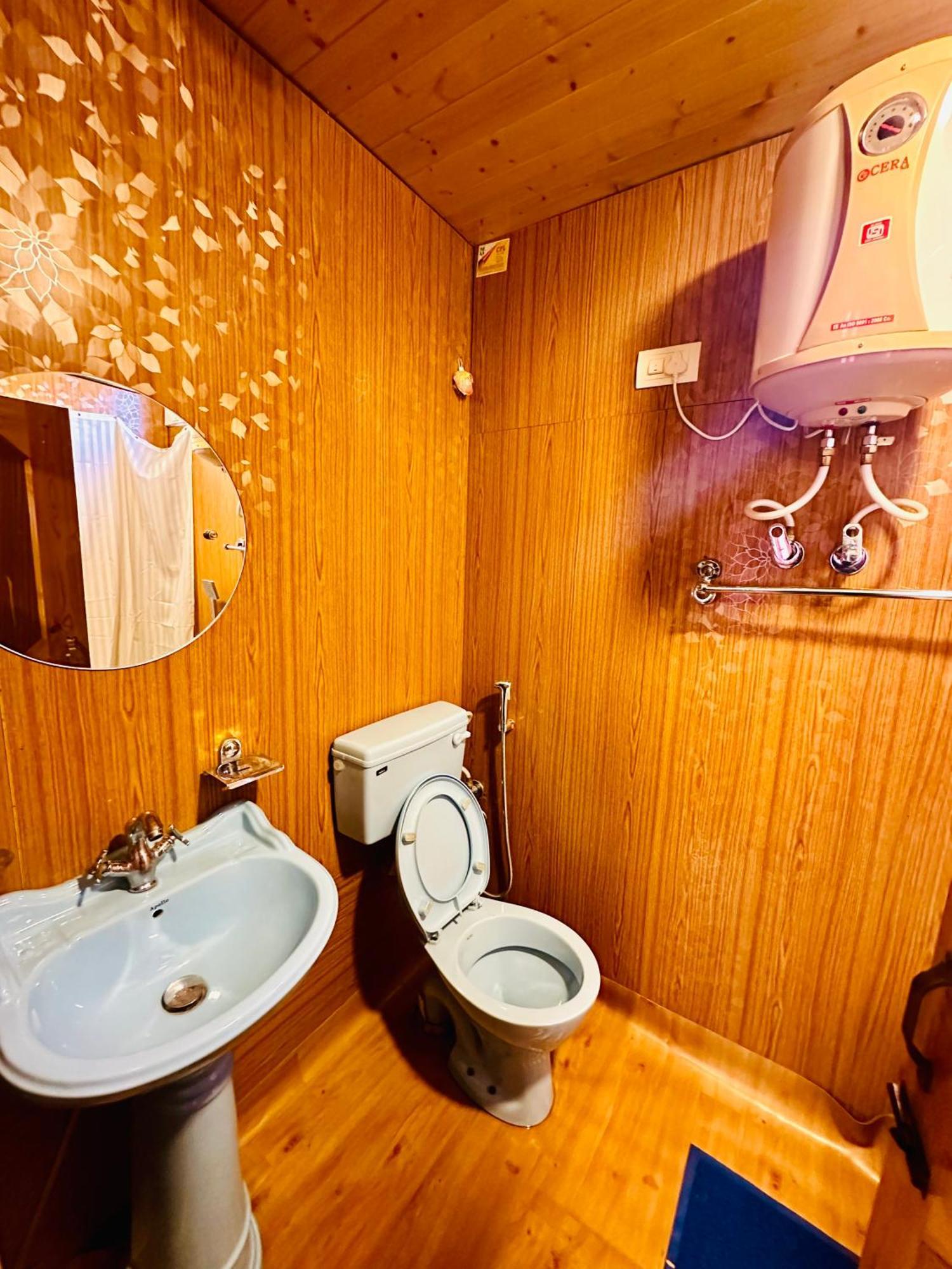 Guest house Houseboat New World *