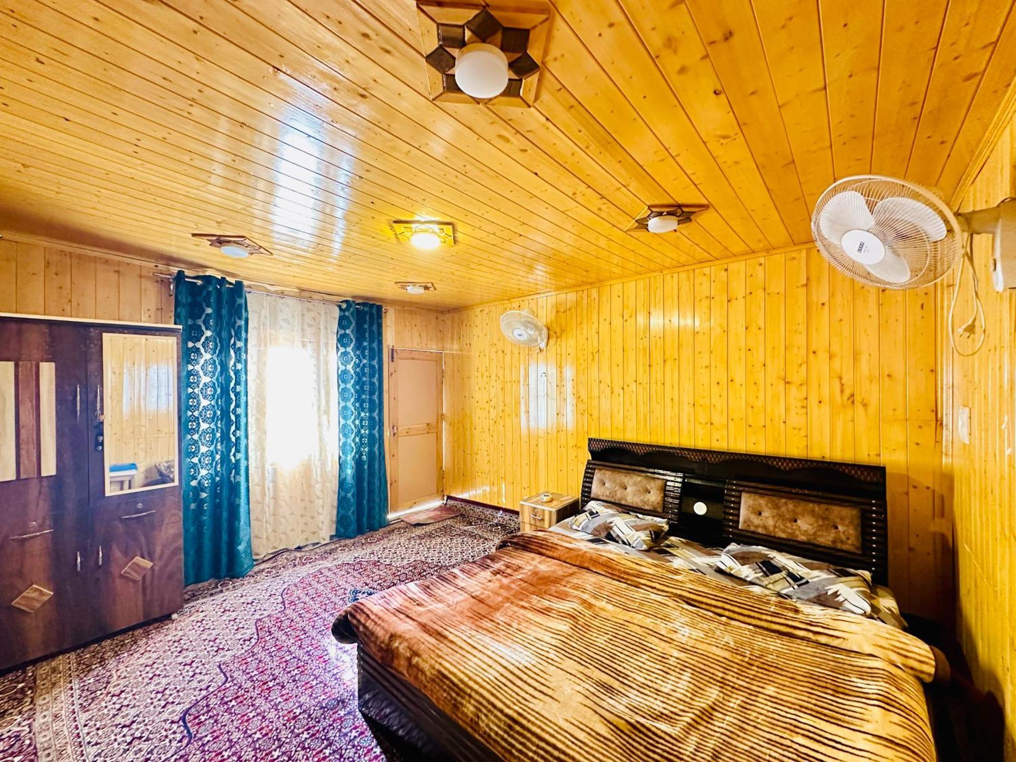 Houseboat New World Srinagar (Jammu and Kashmir)