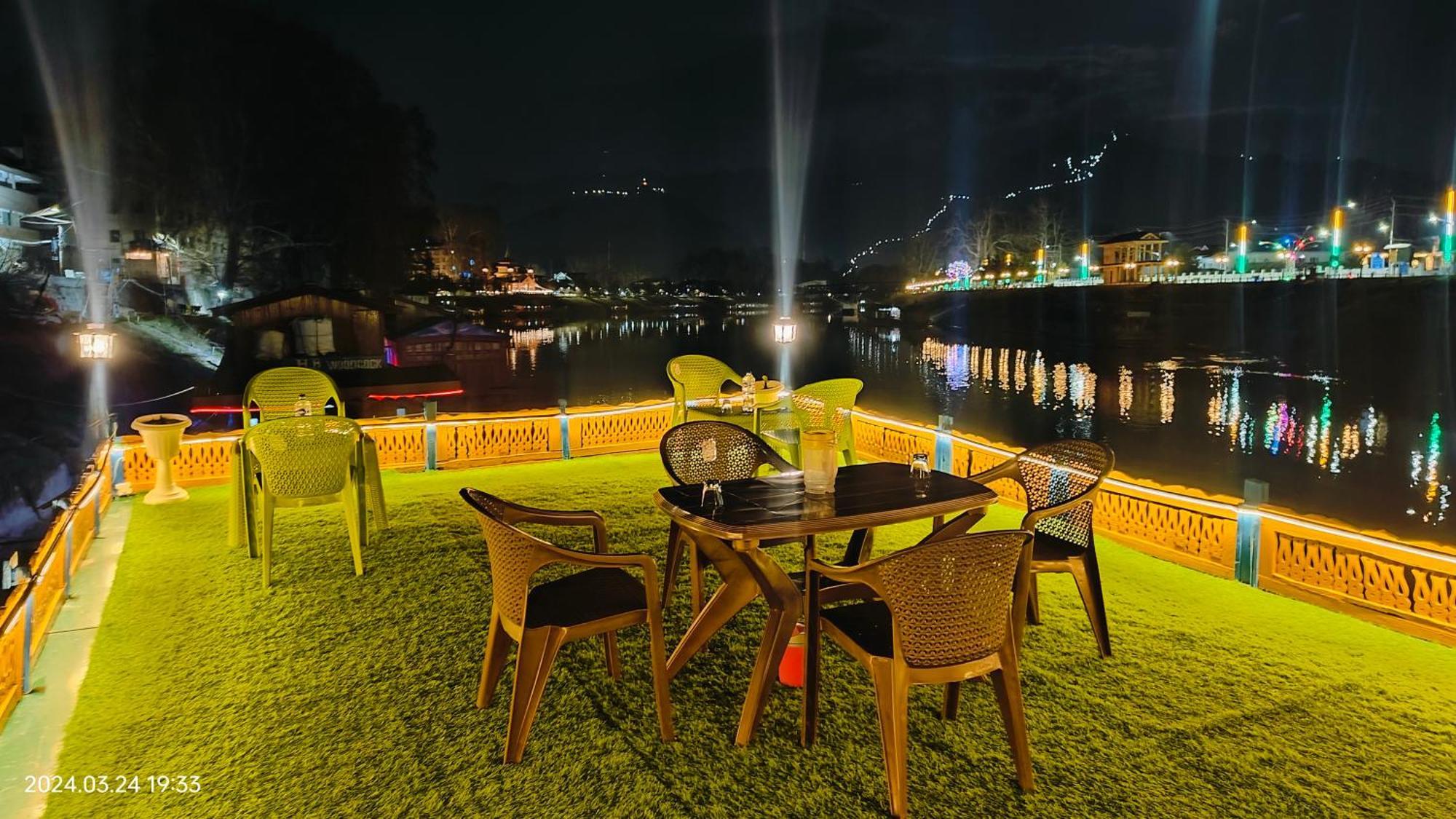 Houseboat Karima Palace Hotel