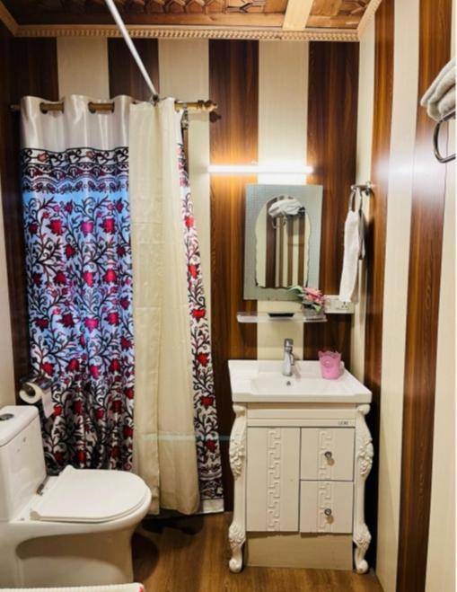Hotel Lakes Crown Group Of Houseboats Srinagar (Jammu and Kashmir)