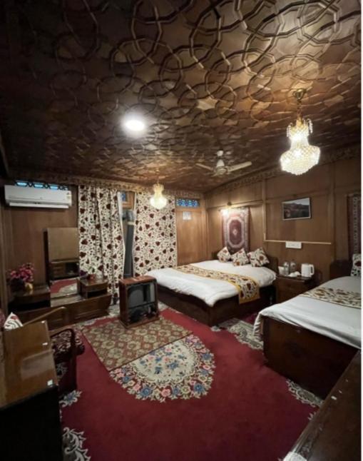 Lakes Crown Group Of Houseboats Hotel Srinagar (Jammu and Kashmir)