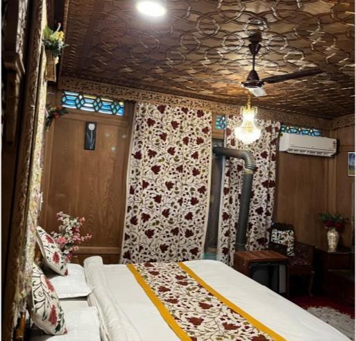 Lakes Crown Group Of Houseboats Srinagar (Jammu and Kashmir)