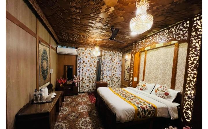 Lakes Crown Group Of Houseboats Hotel