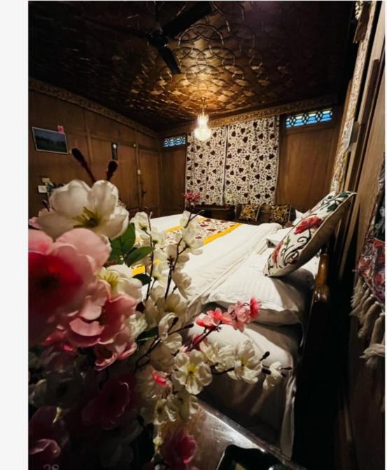 Hotel Lakes Crown Group Of Houseboats Srinagar (Jammu and Kashmir)