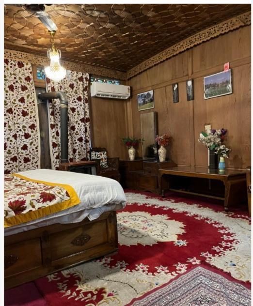 Hotel Lakes Crown Group Of Houseboats