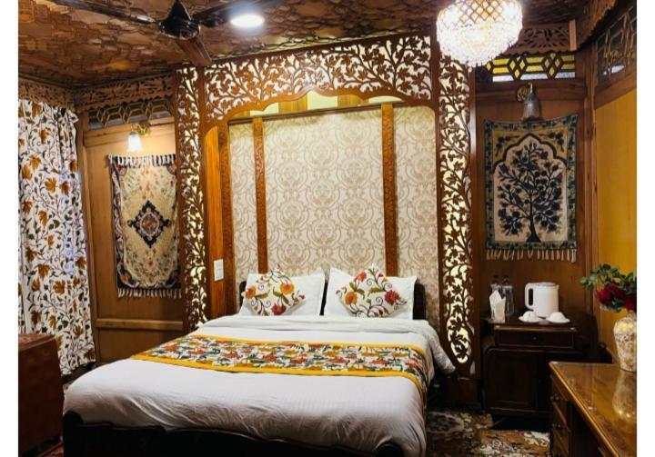 Lakes Crown Group Of Houseboats Srinagar (Jammu and Kashmir)