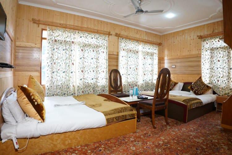 Ibni Qadir * Srinagar (Jammu and Kashmir)