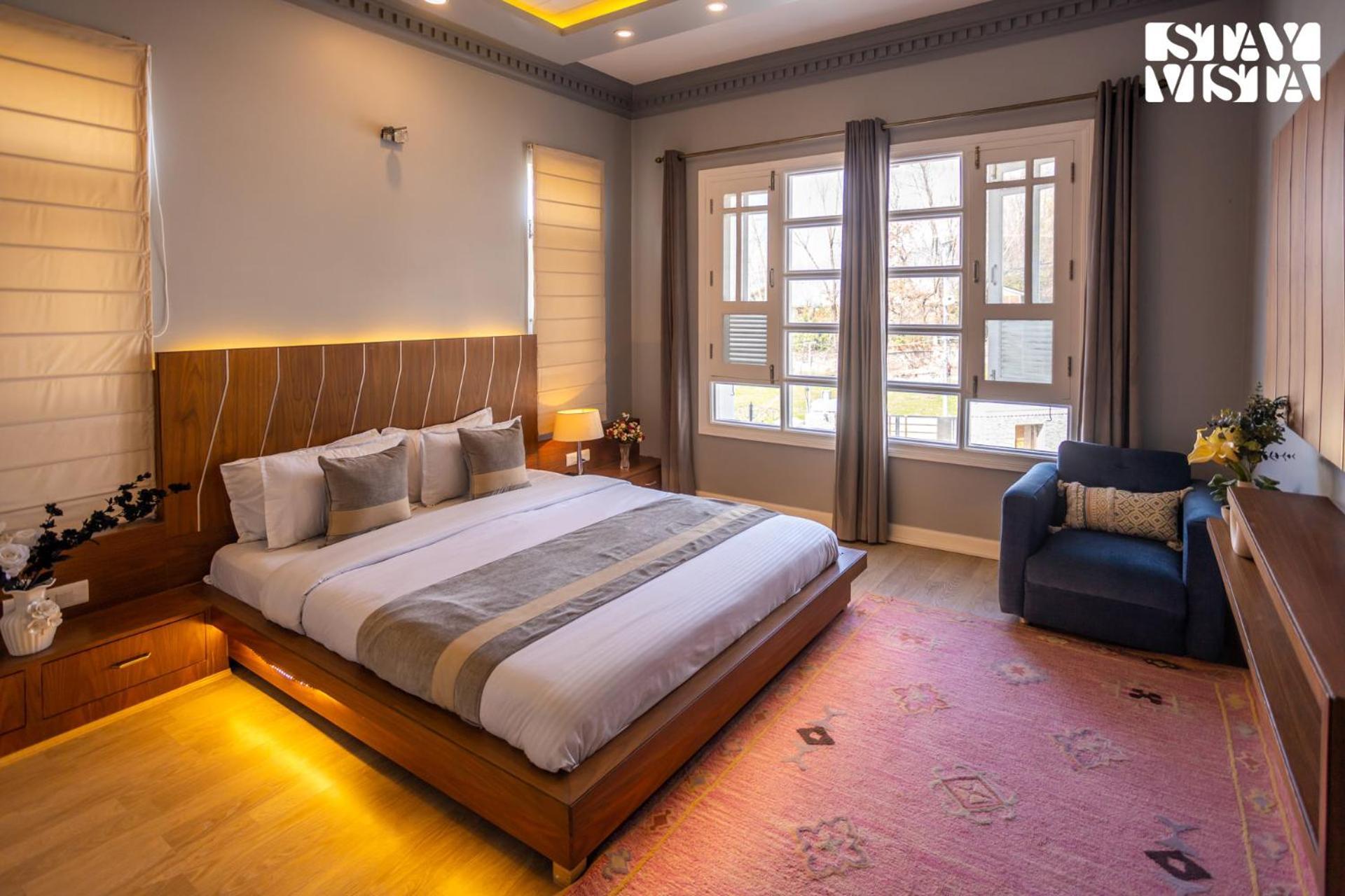 Stayvista At Midsummer Moon - Mountain View With Courtyard