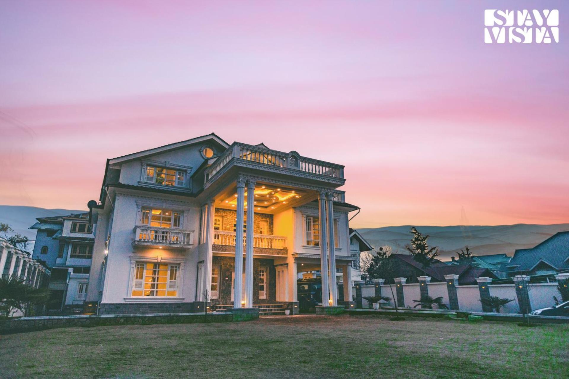 Stayvista At Midsummer Moon - Mountain View With Courtyard Srinagar (Jammu and Kashmir)