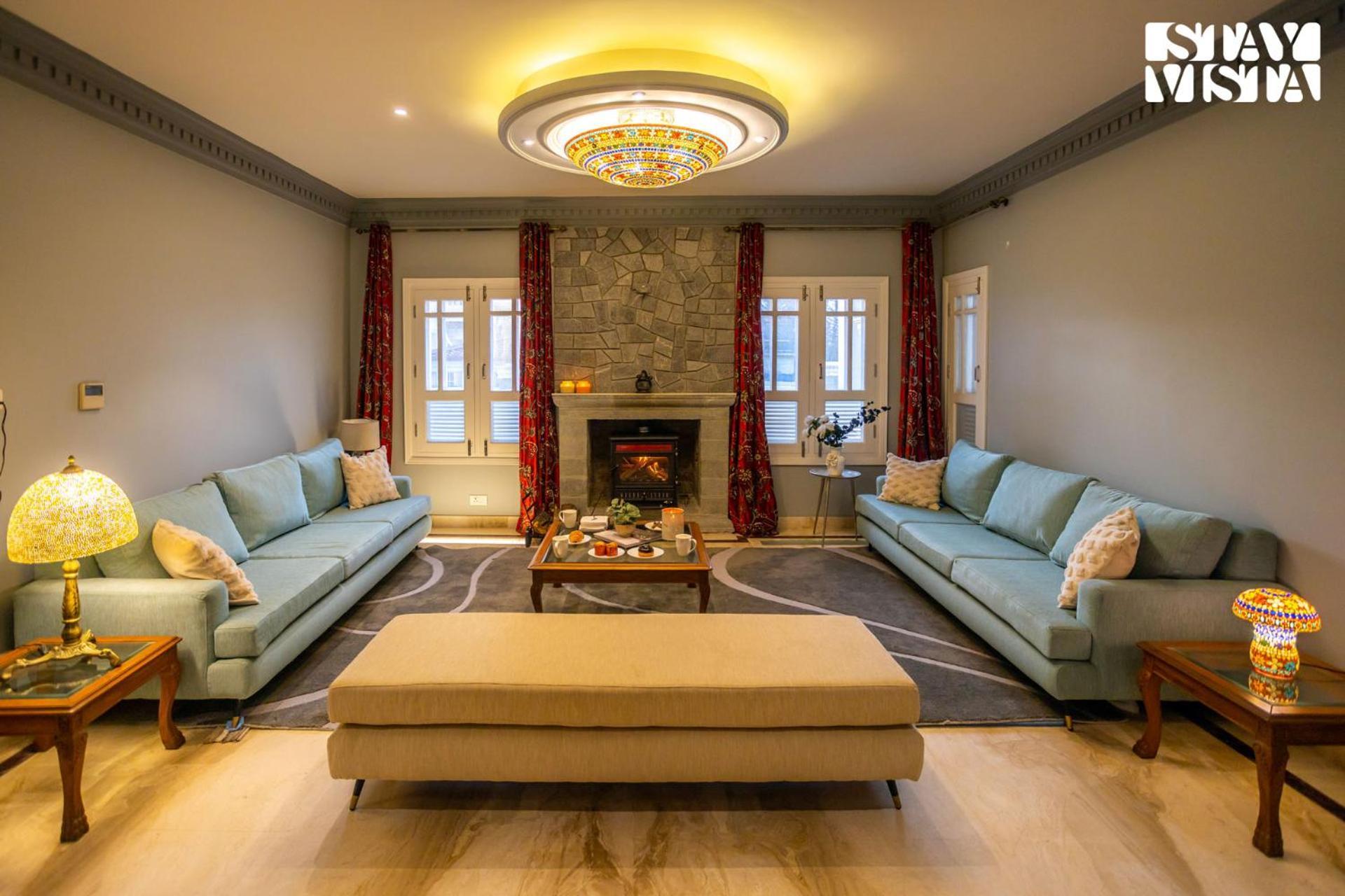 Villa Stayvista At Midsummer Moon - Mountain View With Courtyard *