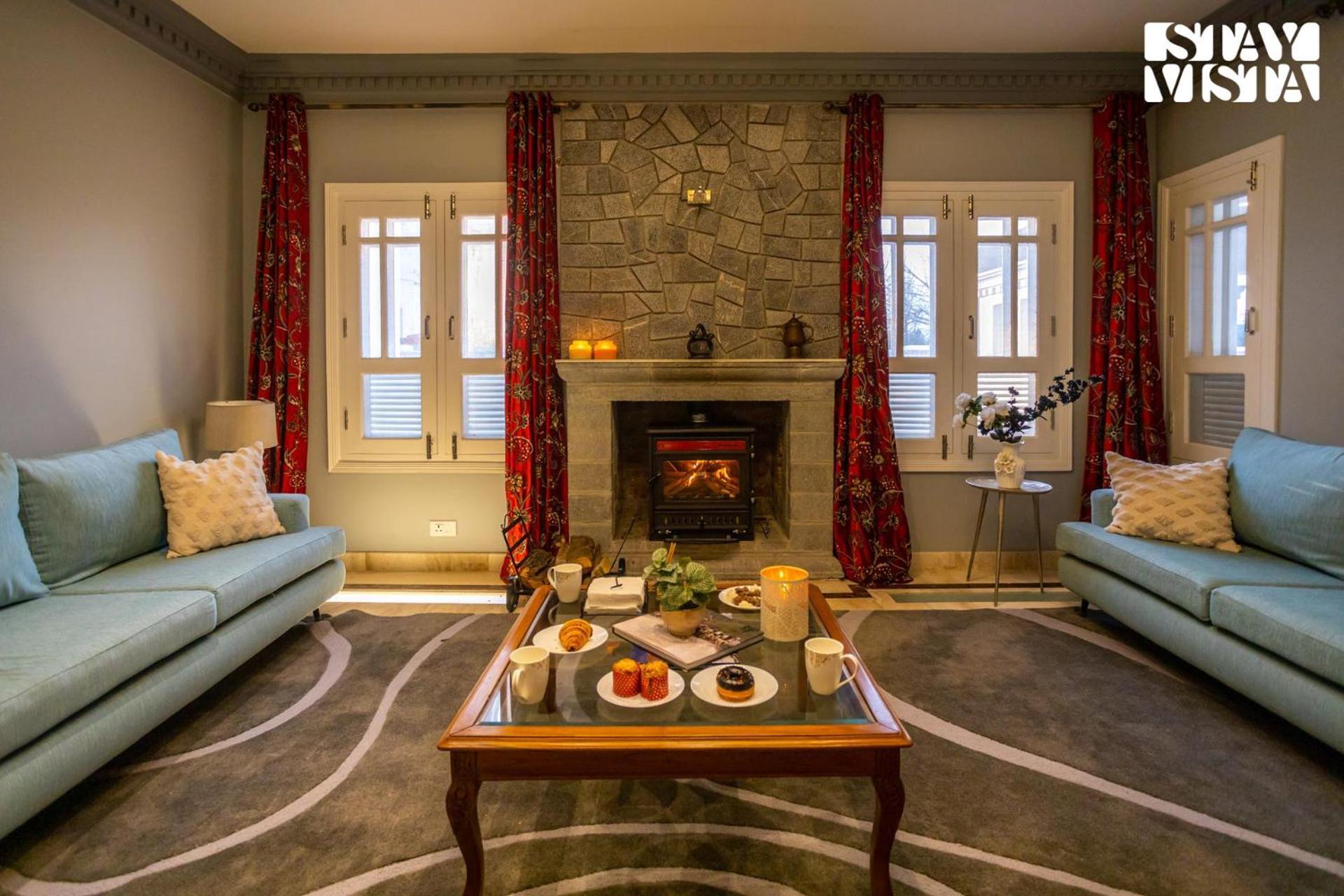 Villa Stayvista At Midsummer Moon - Mountain View With Courtyard *