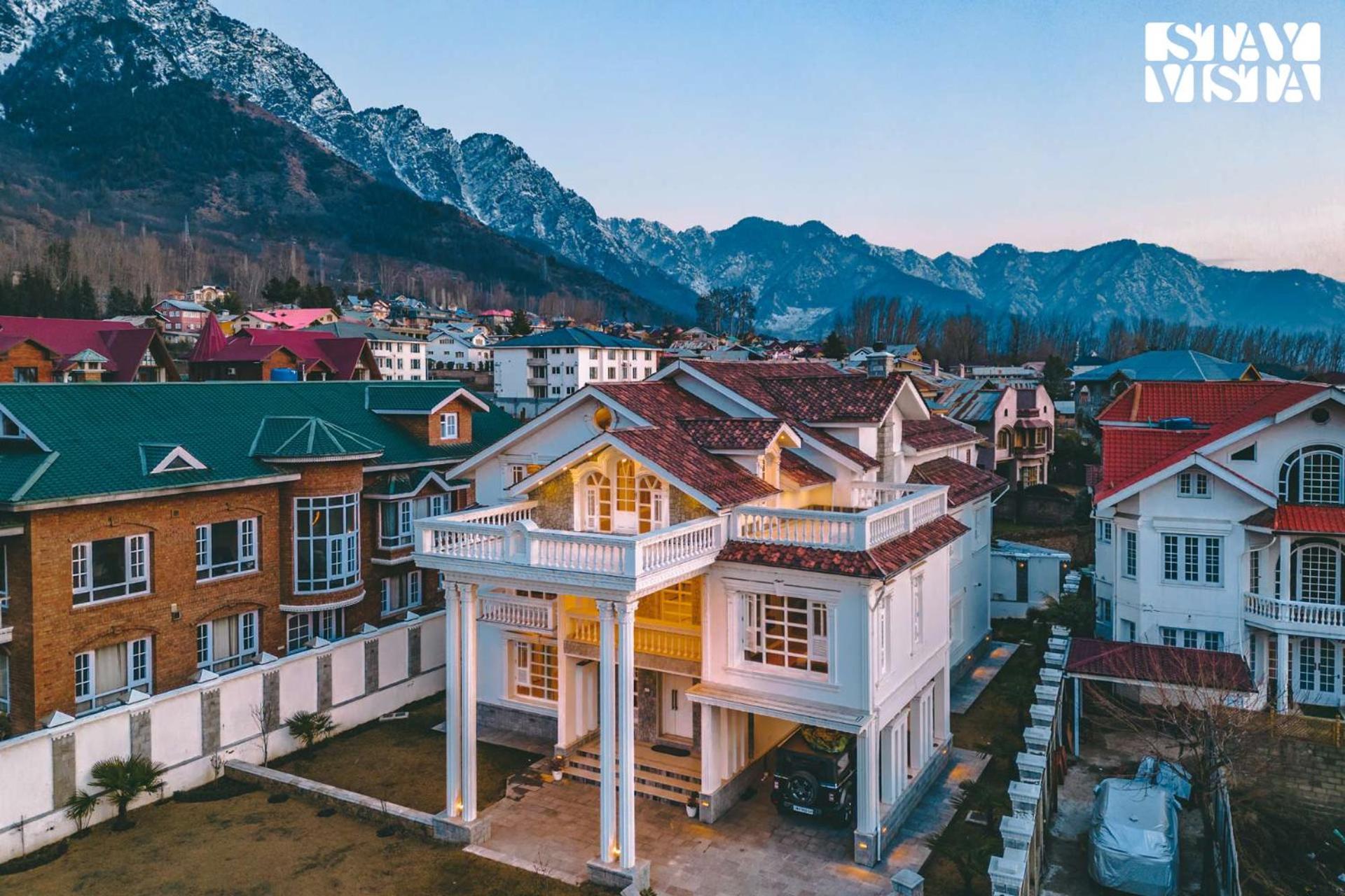 Stayvista At Midsummer Moon - Mountain View With Courtyard *