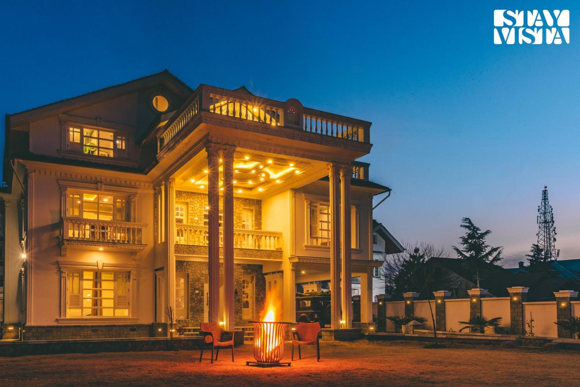 Stayvista At Midsummer Moon - Mountain View With Courtyard * Srinagar (Jammu and Kashmir)