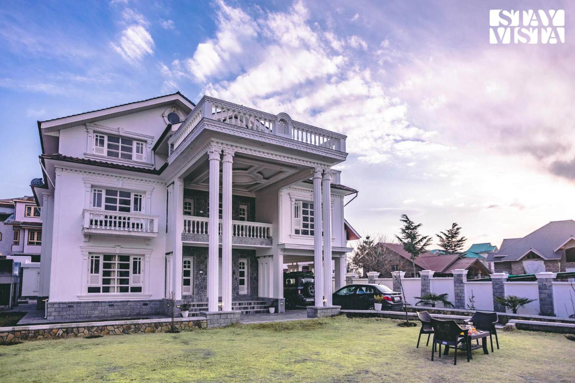 Stayvista At Midsummer Moon - Mountain View With Courtyard
