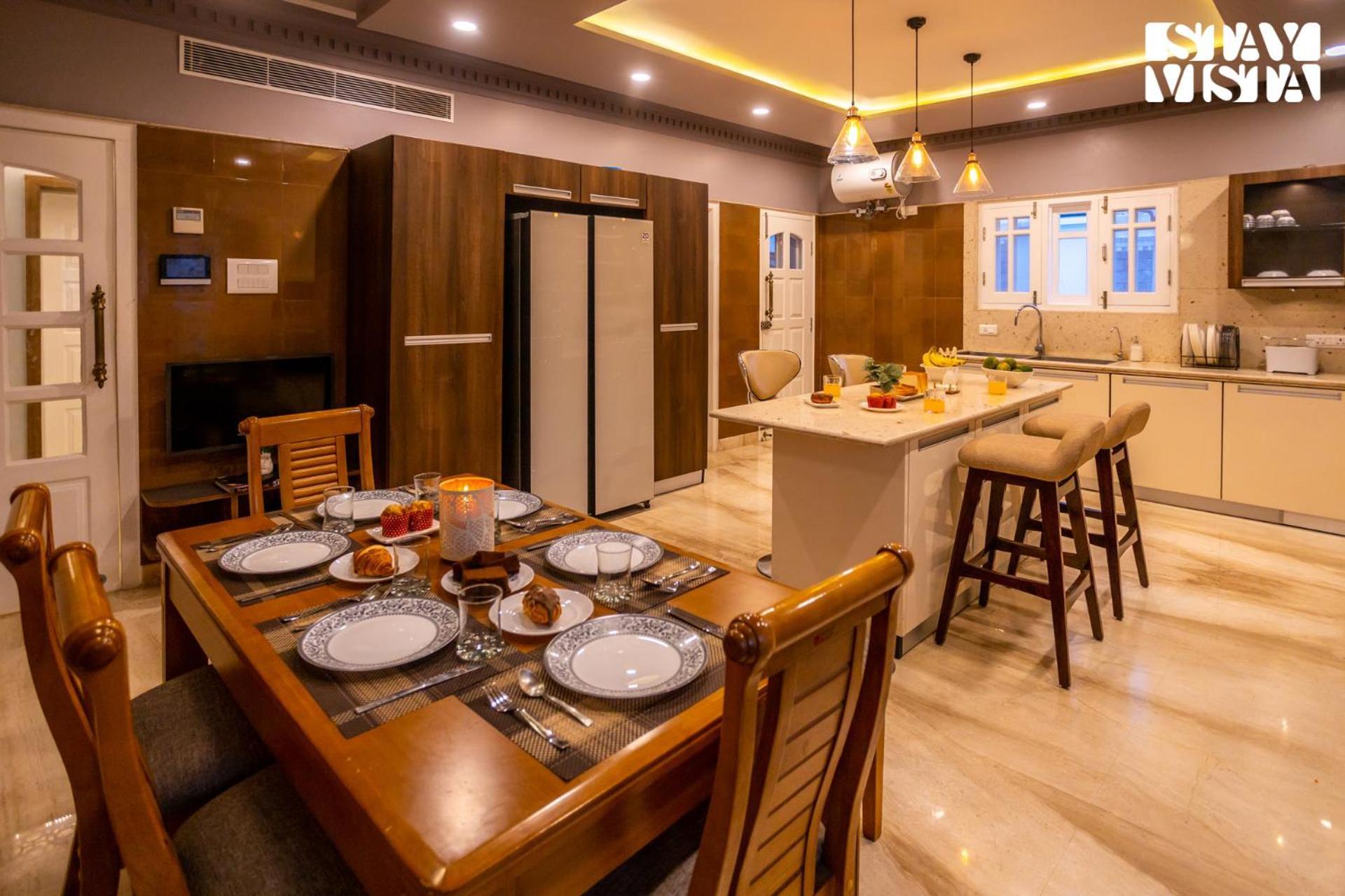 Villa Stayvista At Midsummer Moon - Mountain View With Courtyard