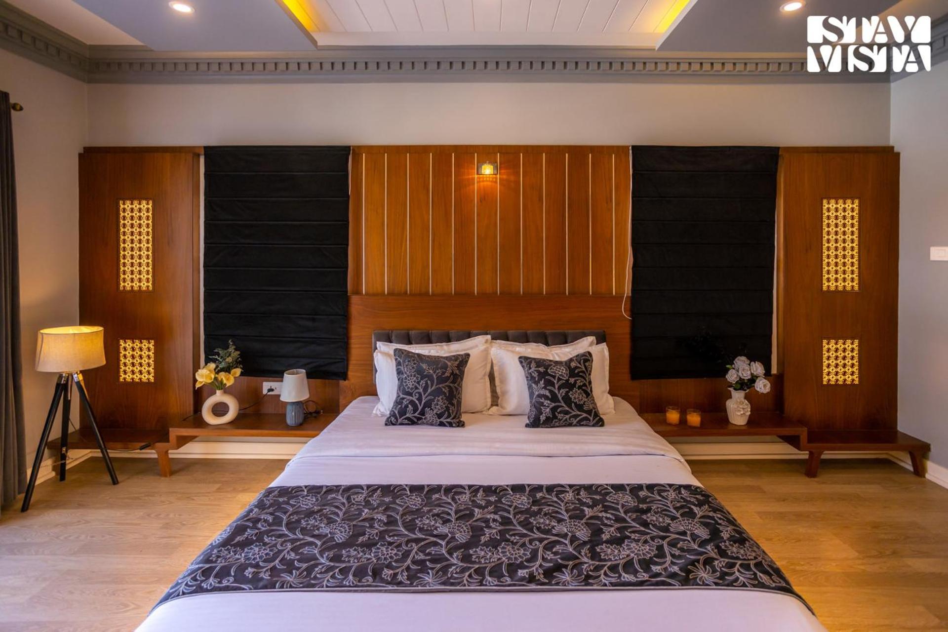 Stayvista At Midsummer Moon - Mountain View With Courtyard Villa Srinagar (Jammu and Kashmir)