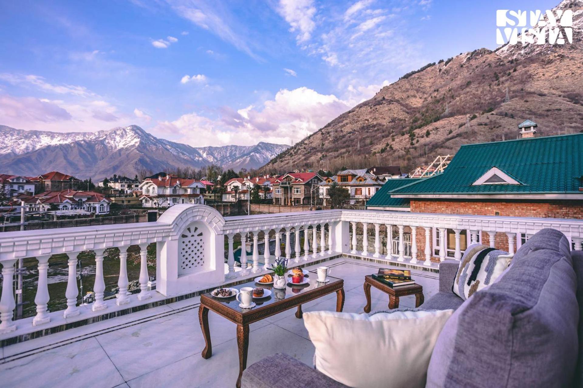 Stayvista At Midsummer Moon - Mountain View With Courtyard Srinagar (Jammu and Kashmir)