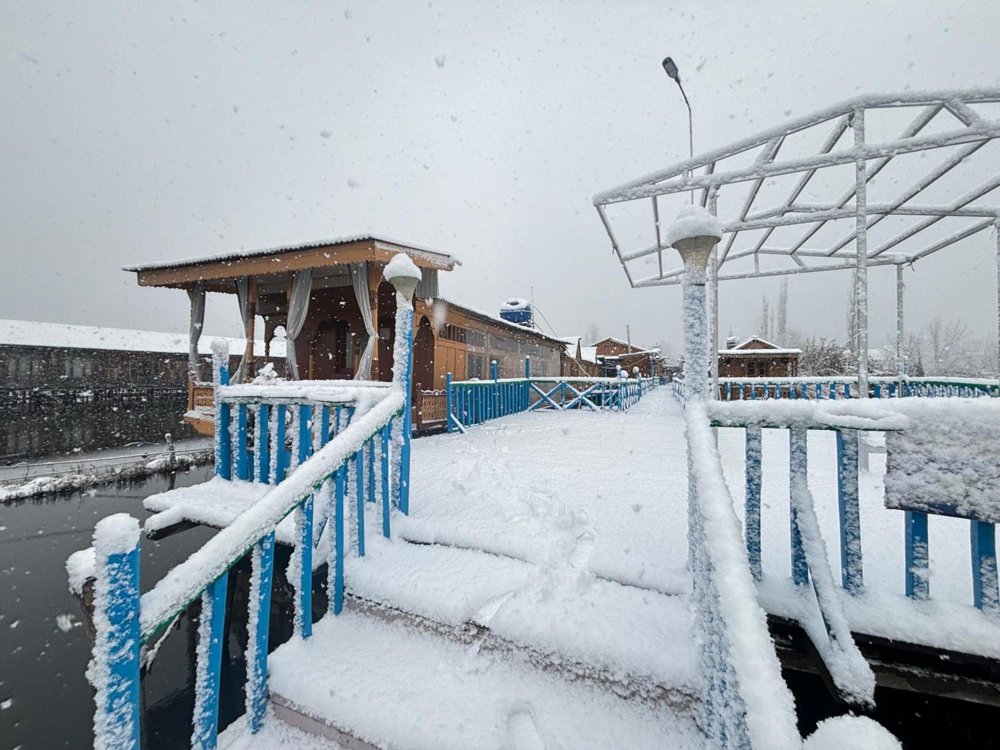 Hotel Houseboat Wild Rose 4*