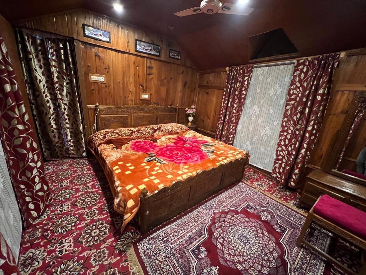 Houseboat Wild Rose Hotel