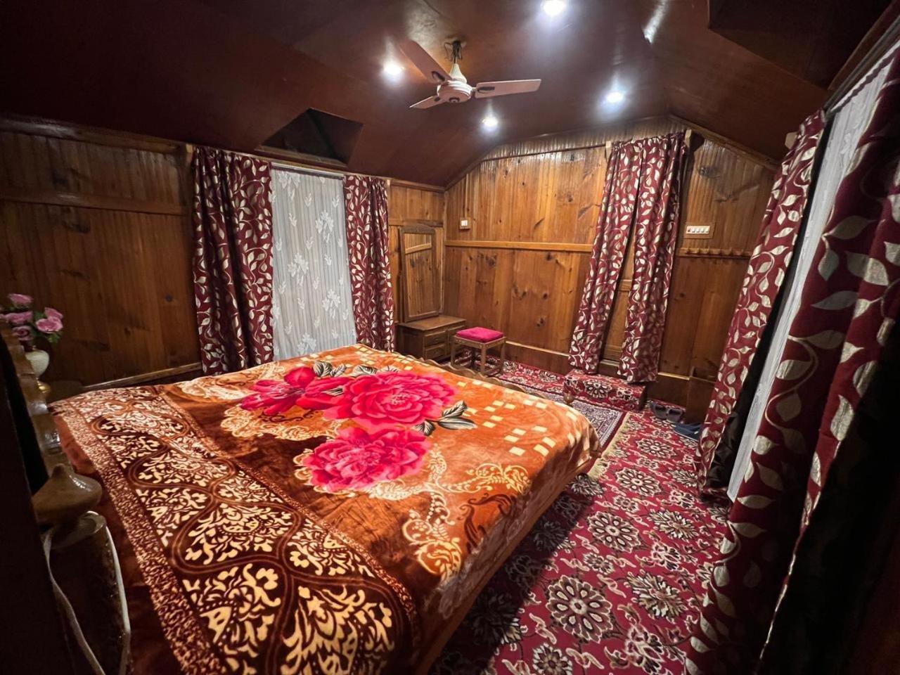 Houseboat Wild Rose 4*