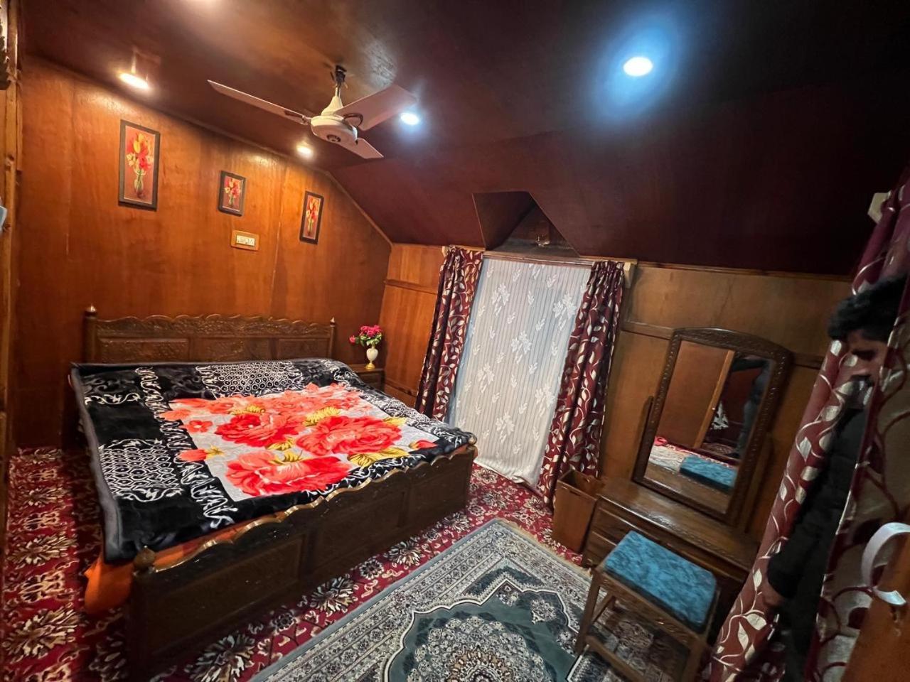 Houseboat Wild Rose