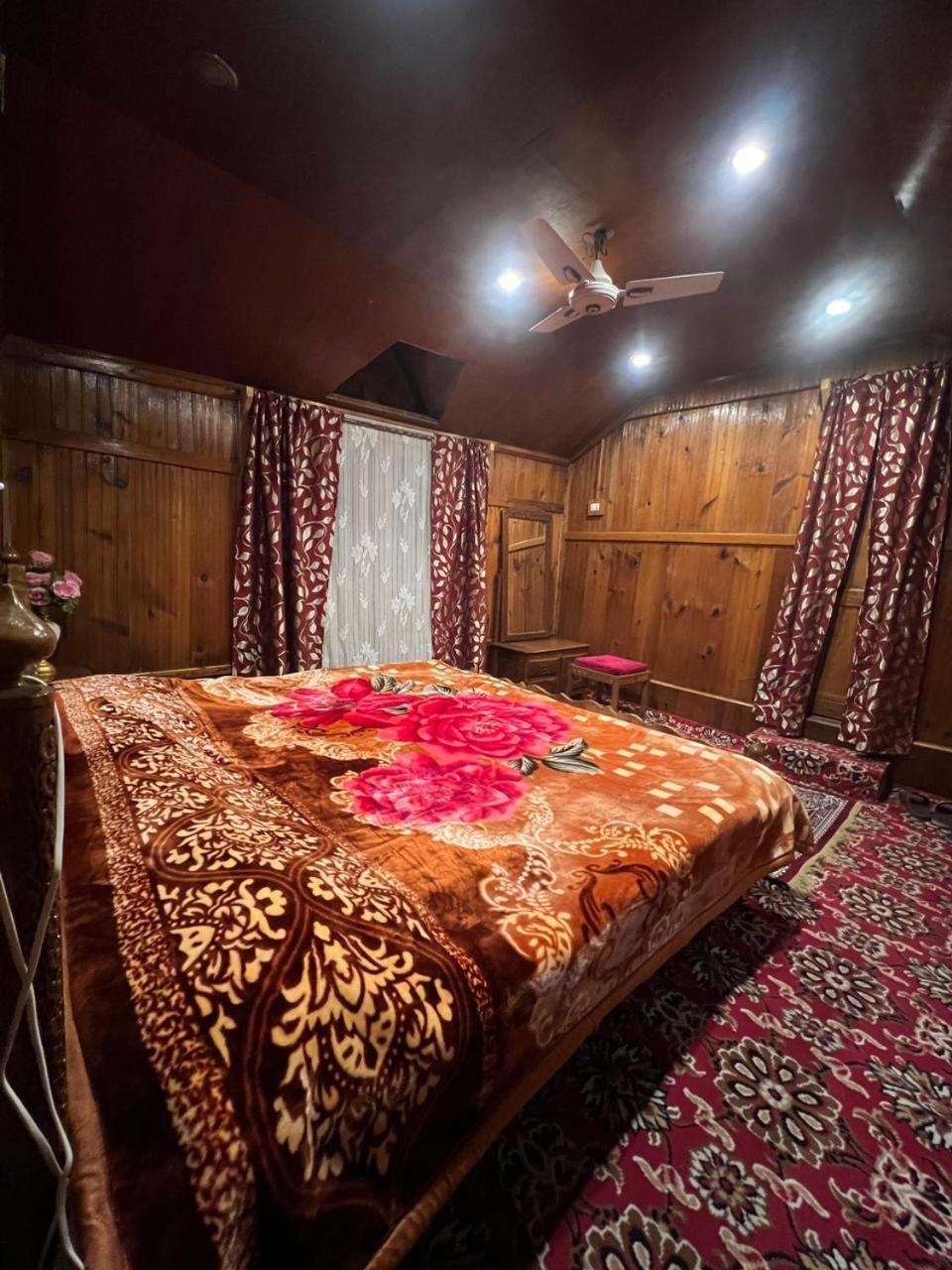 Houseboat Wild Rose Hotel 4*
