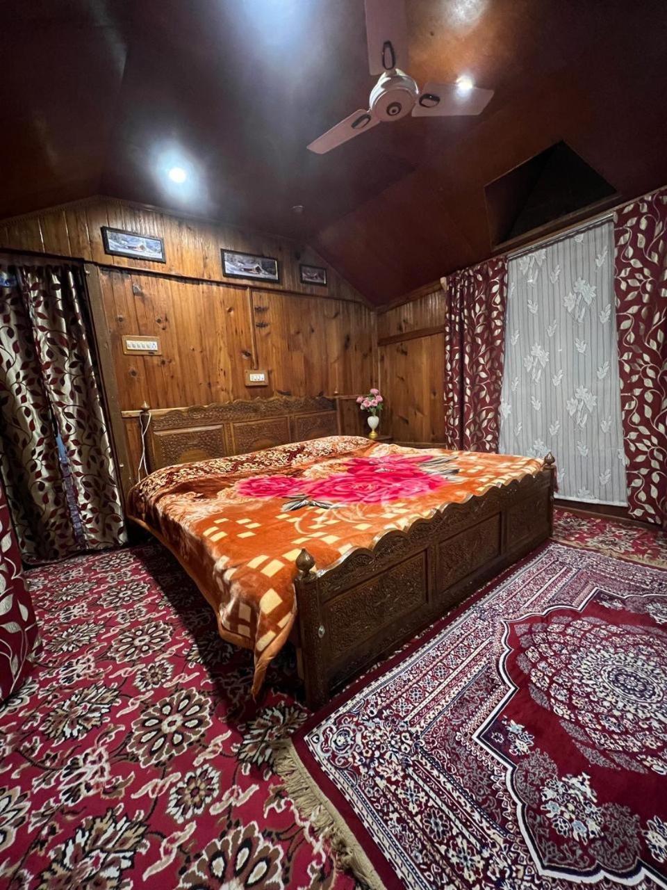 Houseboat Wild Rose 4* Srinagar (Jammu and Kashmir)