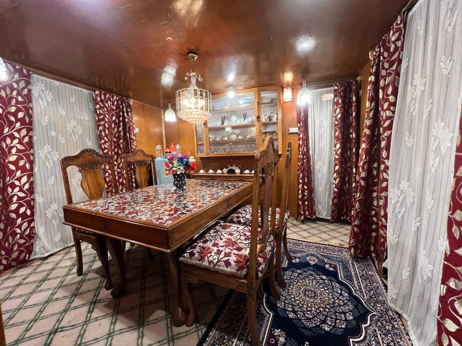 Hotel Houseboat Wild Rose 4*