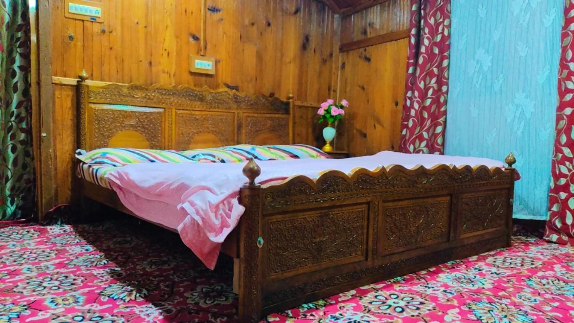Houseboat Wild Rose Srinagar (Jammu and Kashmir)