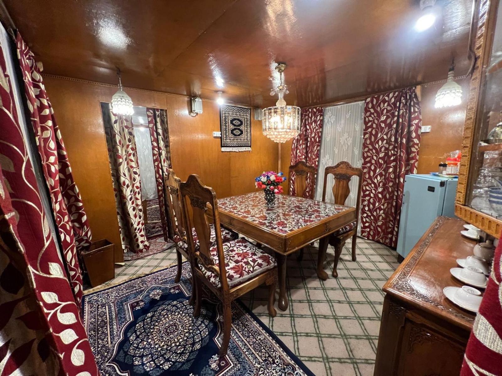 Hotel Houseboat Wild Rose 4*