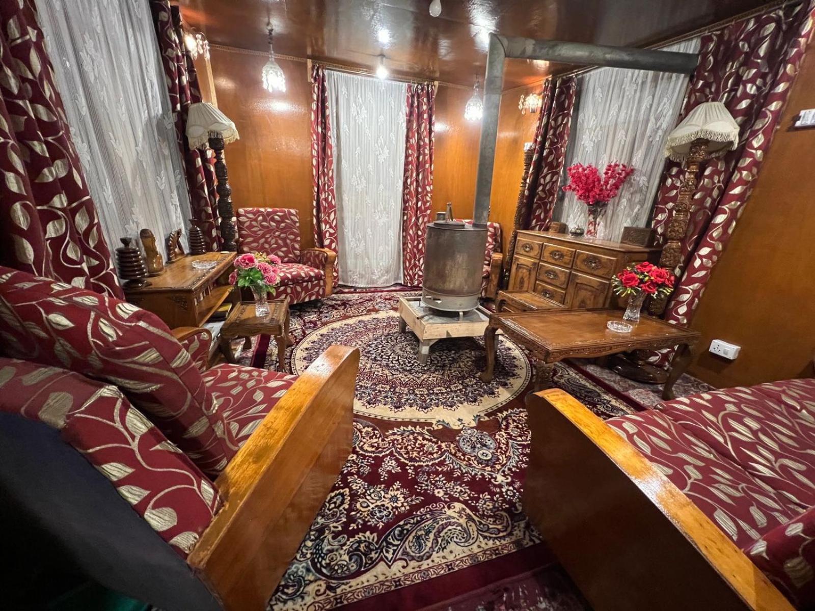 Houseboat Wild Rose 4*