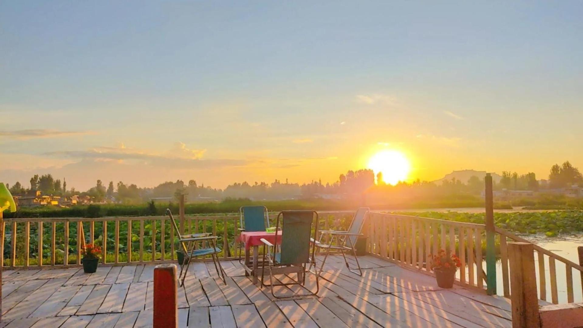 Houseboat Wild Rose Srinagar (Jammu and Kashmir)