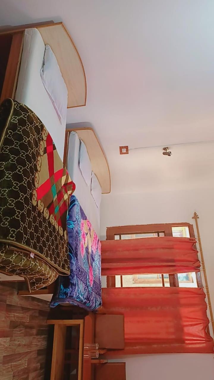 Unique Guest house Srinagar (Jammu and Kashmir)