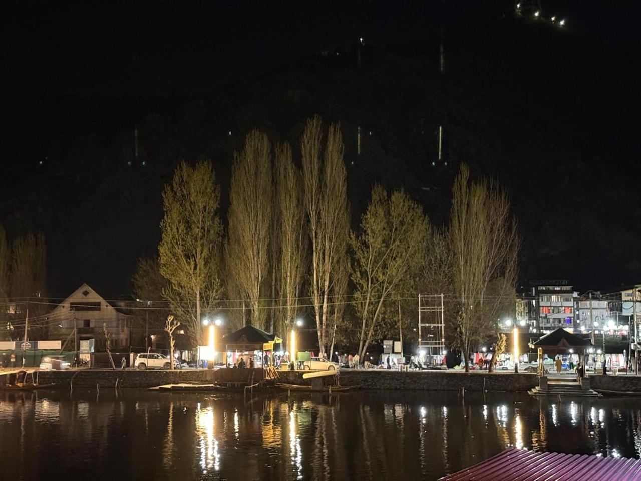 The Hayat Group Of Houseboats Botel Srinagar (Jammu and Kashmir)
