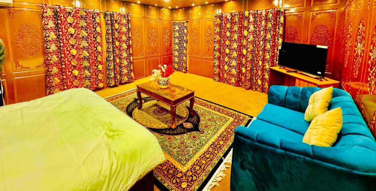 The Hayat Group Of Houseboats Botel Srinagar (Jammu and Kashmir)
