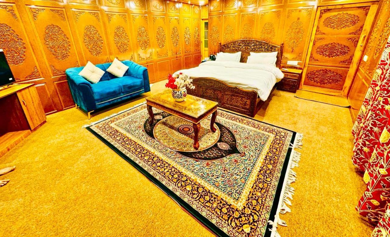 The Hayat Group Of Houseboats Botel 4*