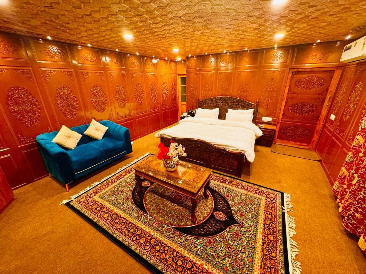 The Hayat Group Of Houseboats Botel 4*