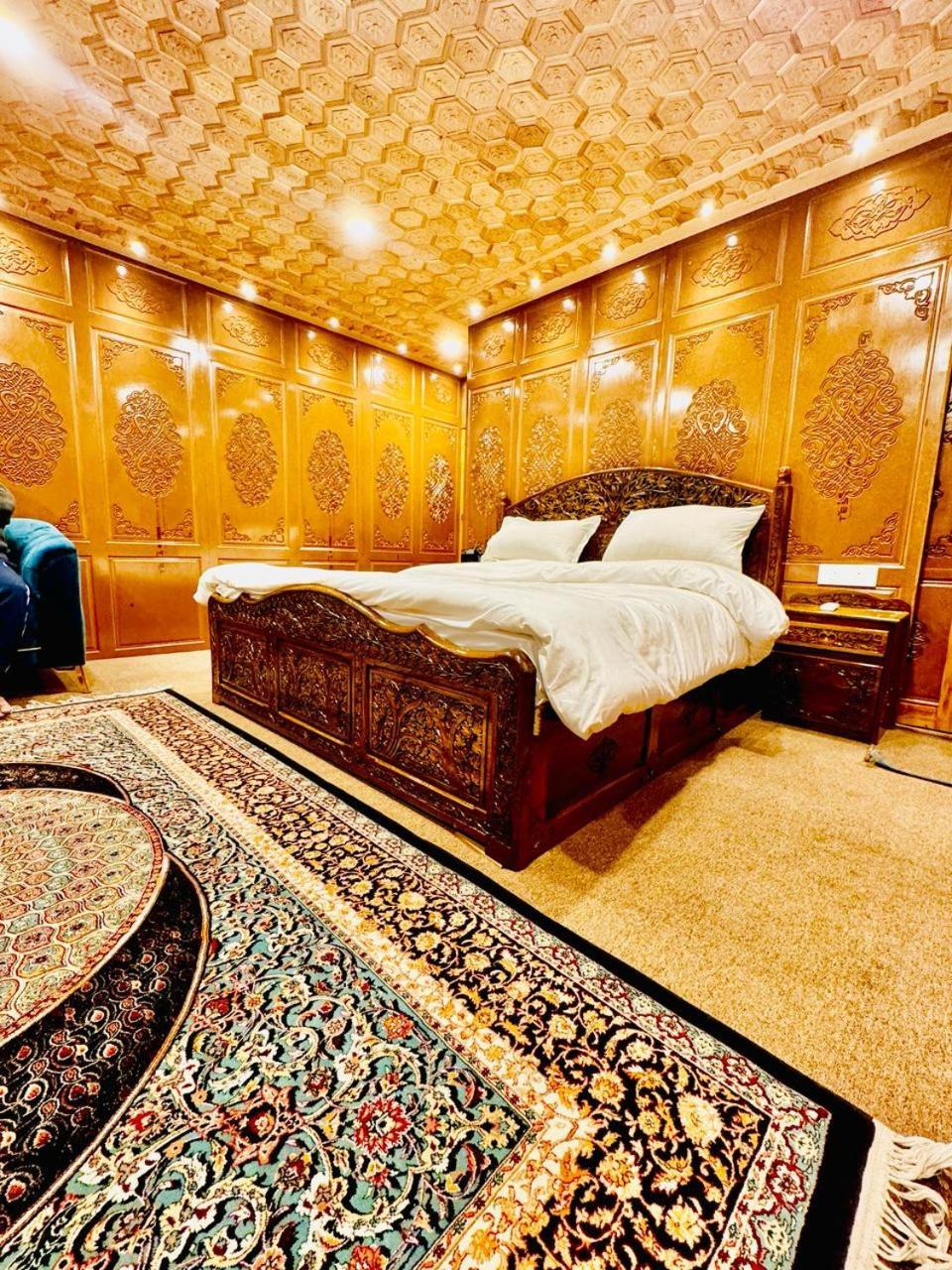 The Hayat Group Of Houseboats Botel 4*