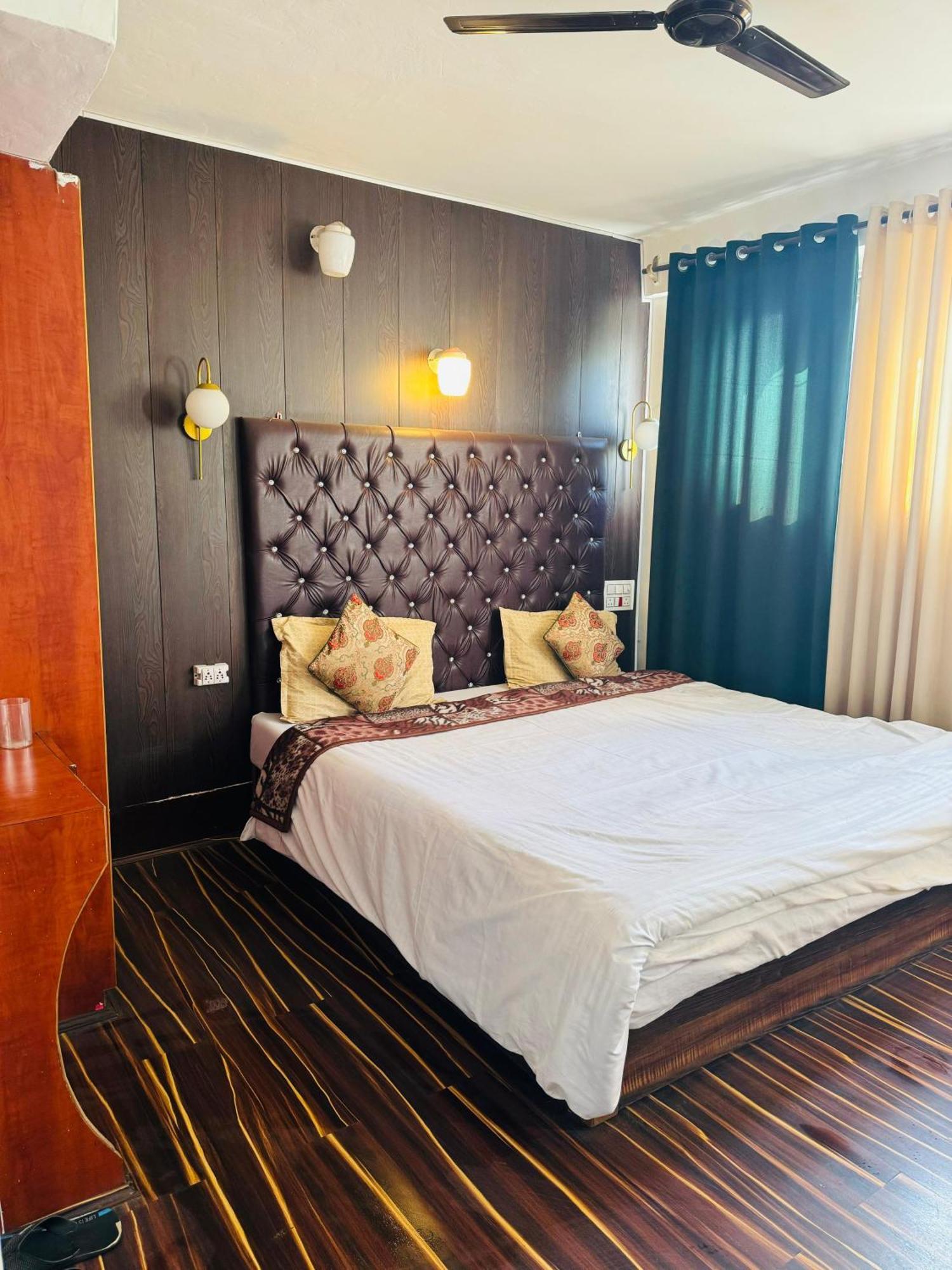 Hotel Olive Ventures, Royal Inn, Ritz