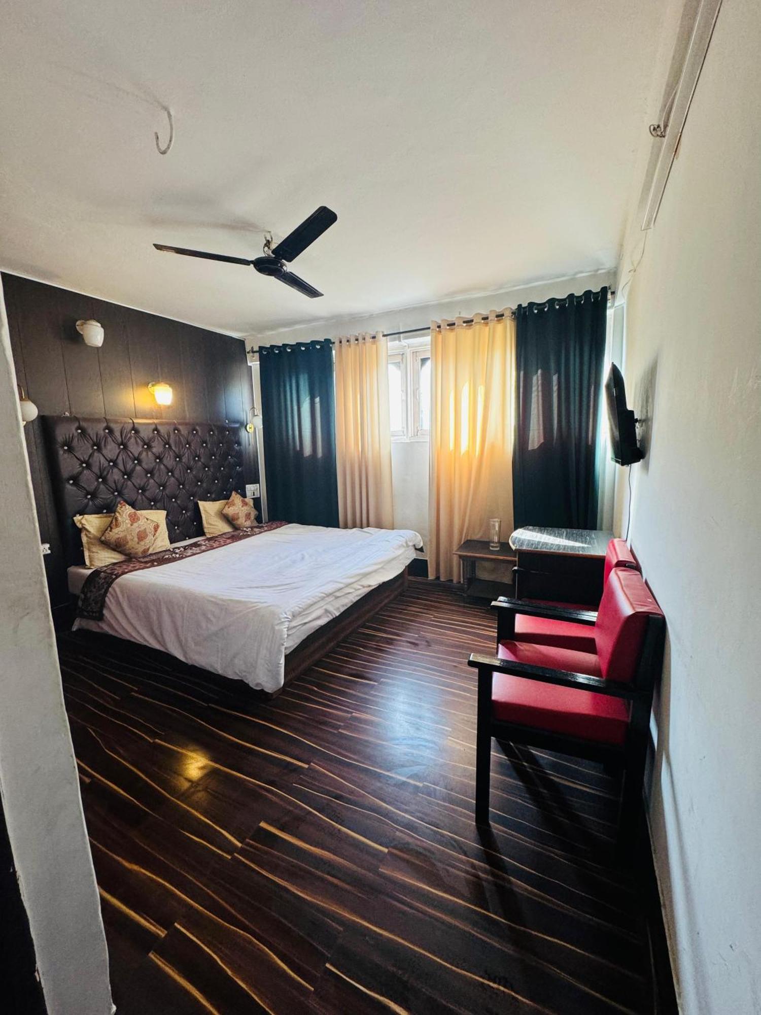 Hotel Olive Ventures, Royal Inn, Ritz 3*